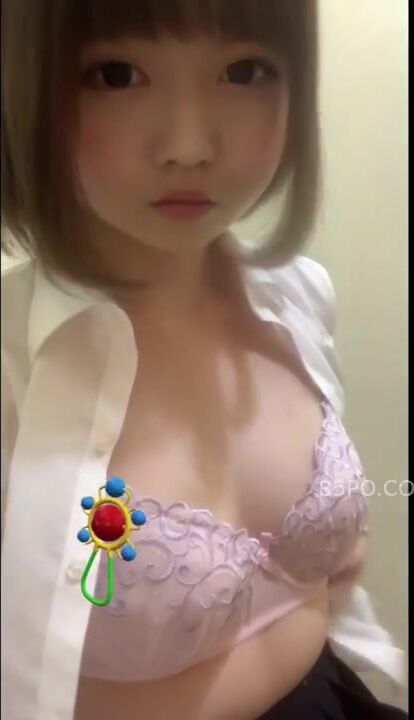 Cô gái dễ thương show vú to thủ dâm